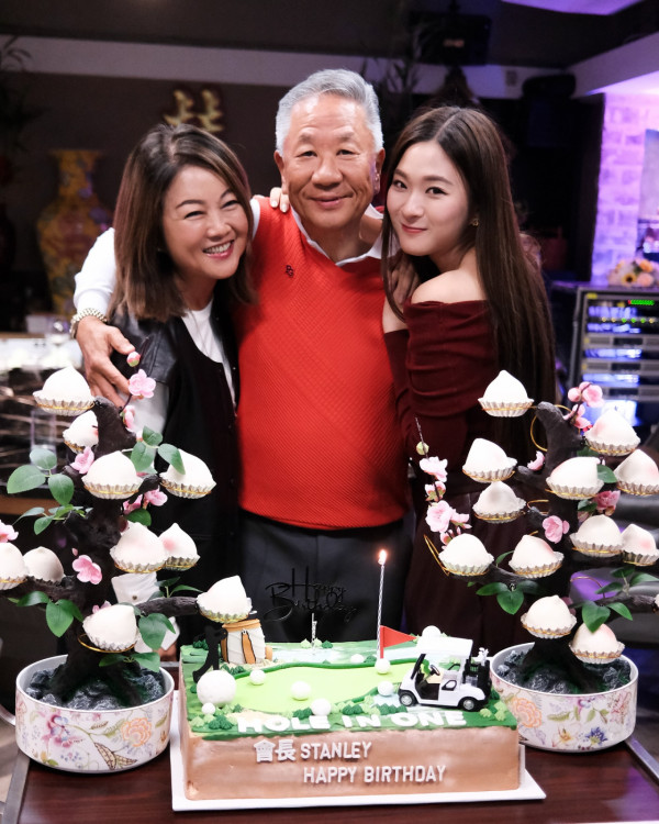 陳懿德晒全家福意外曝光爸爸真正身份 兩字洩露家底猛料！凍齡媽媽好似岑麗香