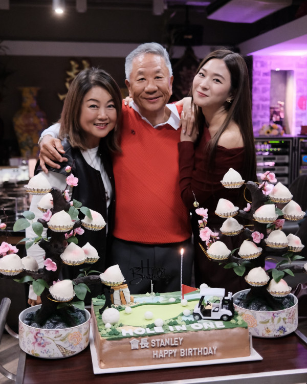 陳懿德晒全家福意外曝光爸爸真正身份 兩字洩露家底猛料！凍齡媽媽好似岑麗香