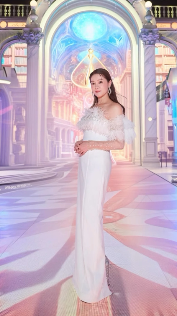 港姐冠軍升呢百億闊太激罕晒少女成長照！純天然靚足半世紀零走樣證明冇整容