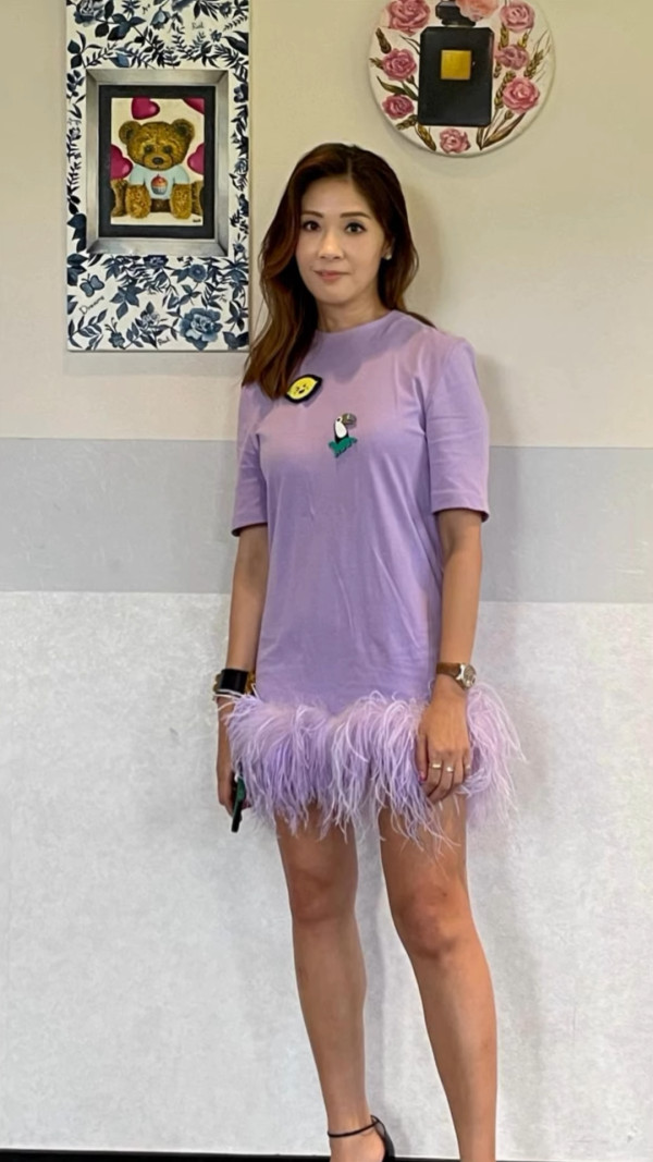 港姐冠軍升呢百億闊太激罕晒少女成長照！純天然靚足半世紀零走樣證明冇整容