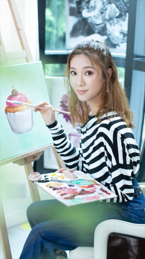 港姐冠軍升呢百億闊太激罕晒少女成長照！純天然靚足半世紀零走樣證明冇整容