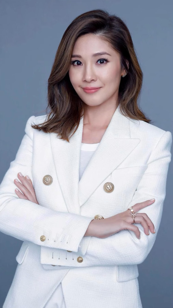 港姐冠軍升呢百億闊太激罕晒少女成長照！純天然靚足半世紀零走樣證明冇整容