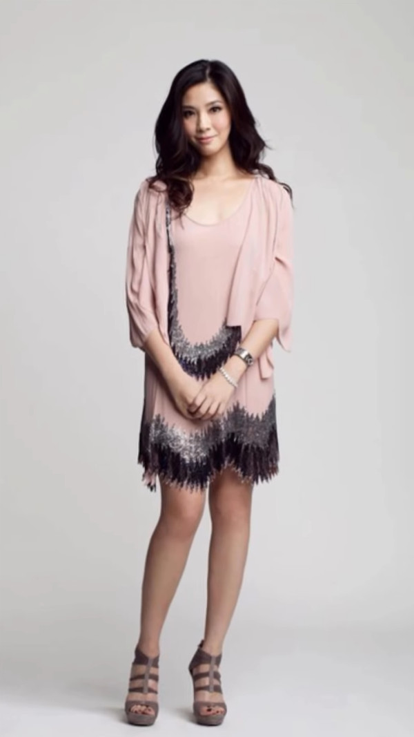 港姐冠軍升呢百億闊太激罕晒少女成長照！純天然靚足半世紀零走樣證明冇整容