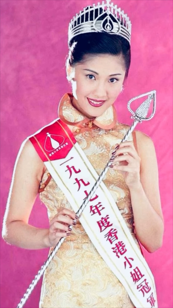 港姐冠軍升呢百億闊太激罕晒少女成長照！純天然靚足半世紀零走樣證明冇整容