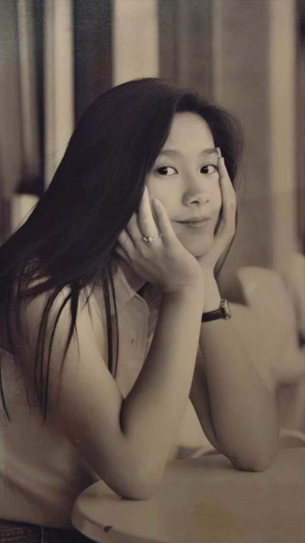 港姐冠軍升呢百億闊太激罕晒少女成長照！純天然靚足半世紀零走樣證明冇整容