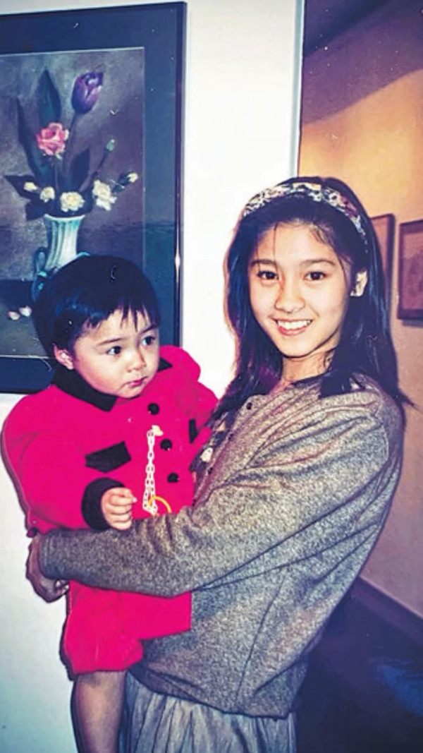 港姐冠軍升呢百億闊太激罕晒少女成長照！純天然靚足半世紀零走樣證明冇整容