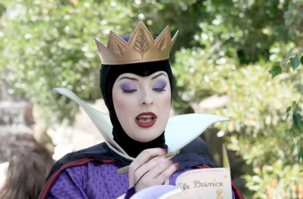 迪士尼樂園最紅「壞皇后」引退毒舌金句成絕響！真身驚艷網民：靚過公主 