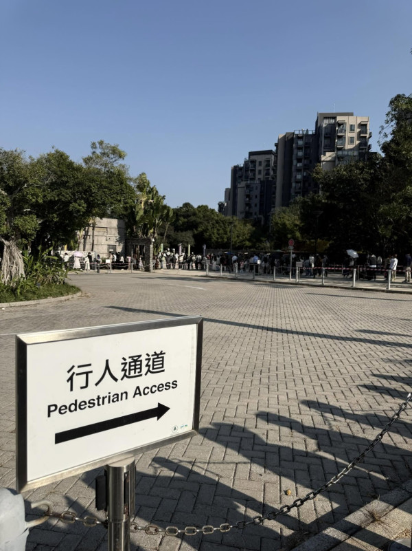 天水圍濕地公園淪陷！來回4小時只為睇落羽松：網民直擊超長人龍排隊進場　未夠4點已截龍