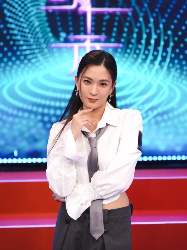 陳懿德晒全家福意外曝光爸爸真正身份 兩字洩露家底猛料！凍齡媽媽好似岑麗香