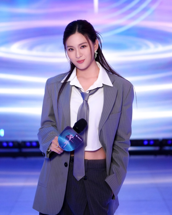 陳懿德晒全家福意外曝光爸爸真正身份 兩字洩露家底猛料！凍齡媽媽好似岑麗香