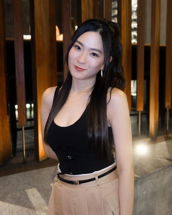 陳懿德晒全家福意外曝光爸爸真正身份 兩字洩露家底猛料！凍齡媽媽好似岑麗香