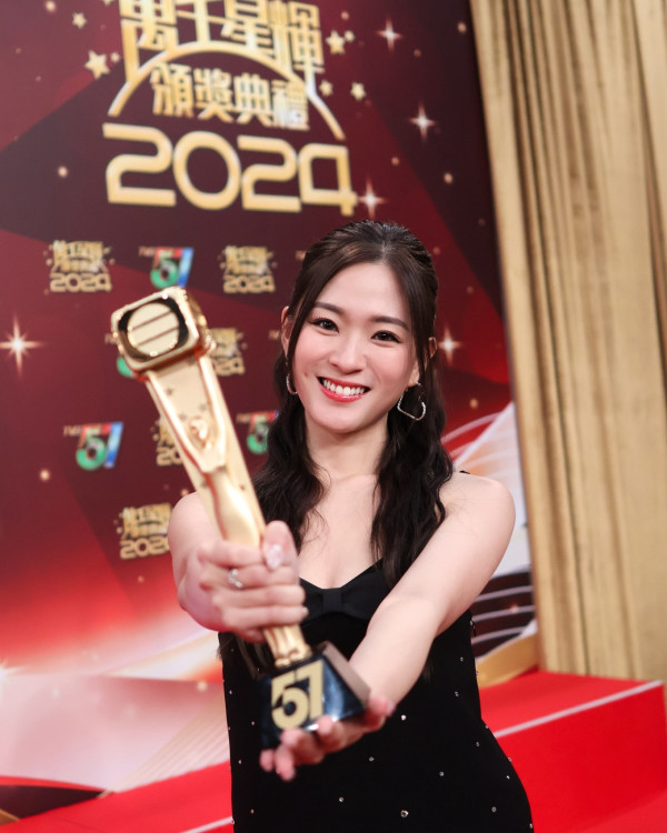 陳懿德晒全家福意外曝光爸爸真正身份 兩字洩露家底猛料！凍齡媽媽好似岑麗香