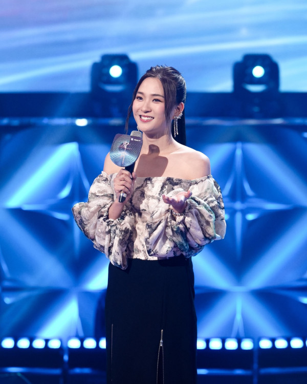 陳懿德晒全家福意外曝光爸爸真正身份 兩字洩露家底猛料！凍齡媽媽好似岑麗香