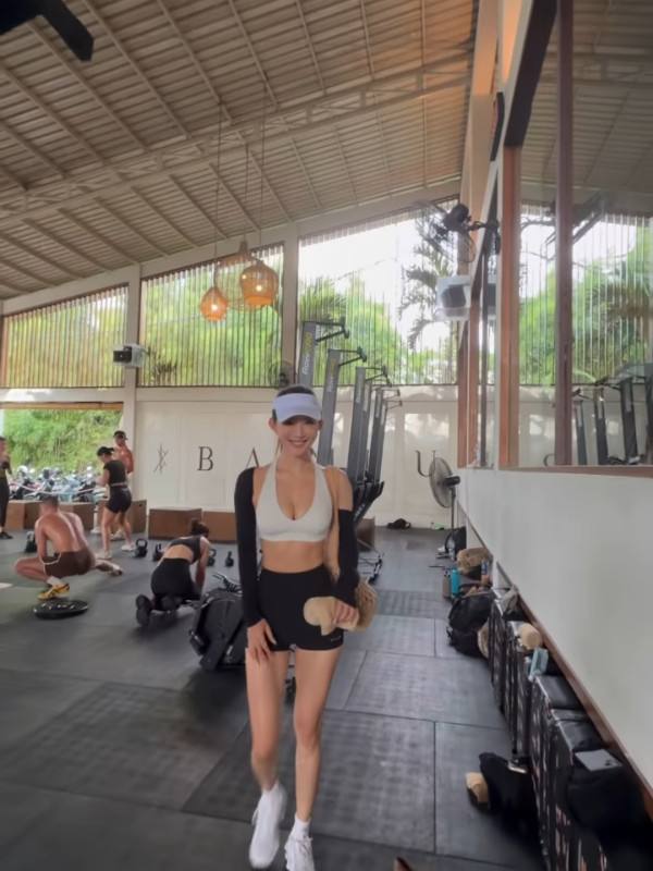 DaDa陳靜超低胸做Gym香汗淋漓！34E上圍震撼健身室直頭冇人敢斜視