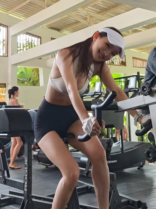 DaDa陳靜超低胸做Gym香汗淋漓！34E上圍震撼健身室直頭冇人敢斜視