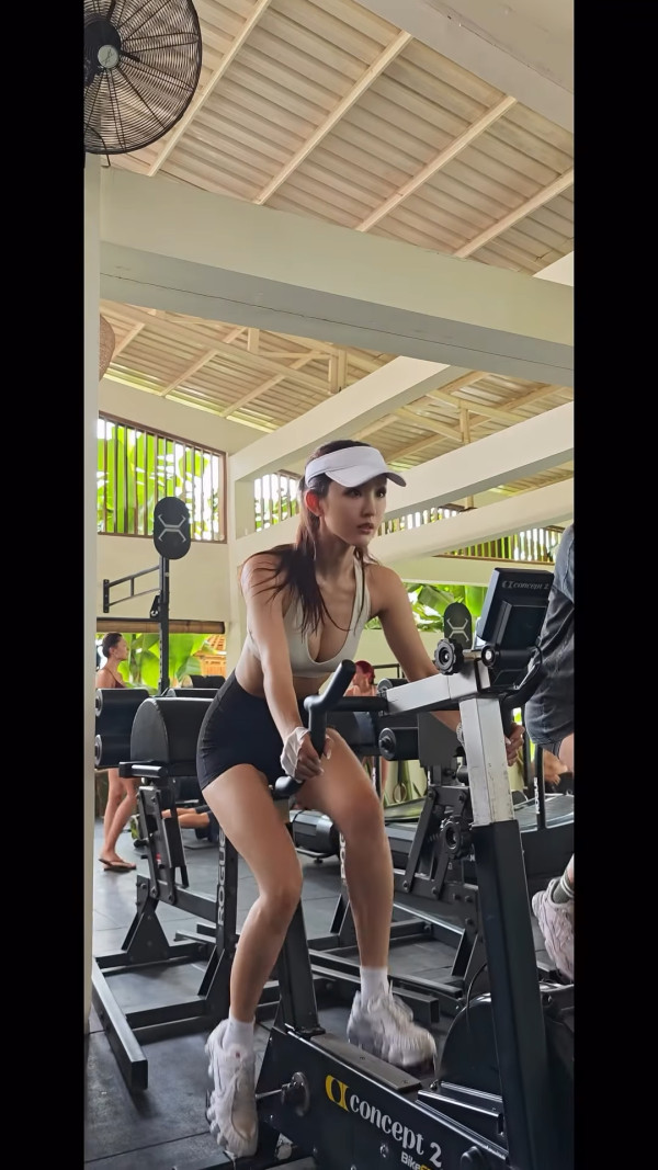 DaDa陳靜超低胸做Gym香汗淋漓！34E上圍震撼健身室直頭冇人敢斜視
