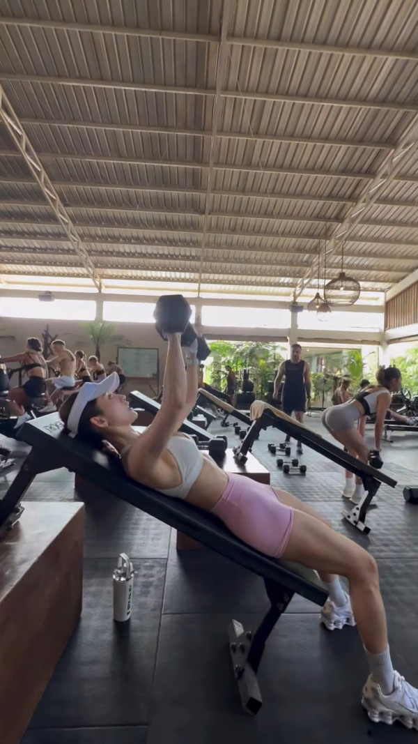 DaDa陳靜超低胸做Gym香汗淋漓！34E上圍震撼健身室直頭冇人敢斜視