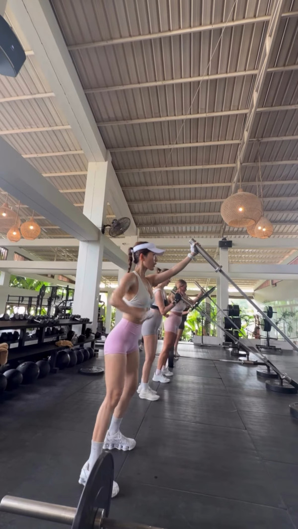 DaDa陳靜超低胸做Gym香汗淋漓！34E上圍震撼健身室直頭冇人敢斜視