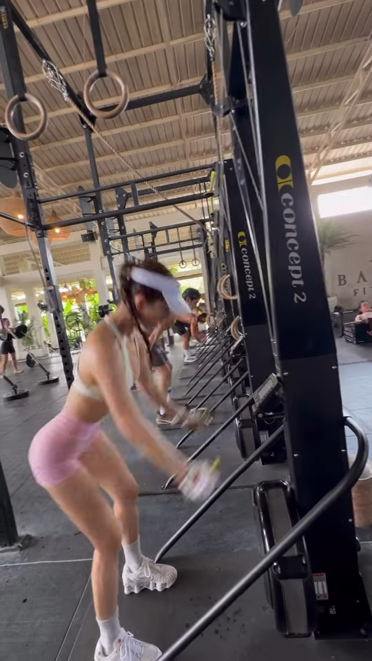 DaDa陳靜超低胸做Gym香汗淋漓！34E上圍震撼健身室直頭冇人敢斜視