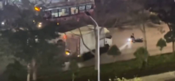 中山驚現「發狂司機」貨車掃低多車釀 2 傷 公安通報「行為異常」【有片】