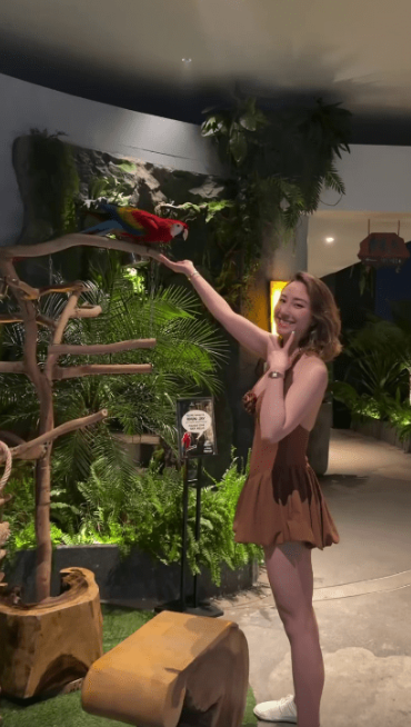 何超雲孖新歡鬍鬚男蜜遊泰國 一親暱舉動暗示新戀情？與消防員未婚夫疑斷3年情