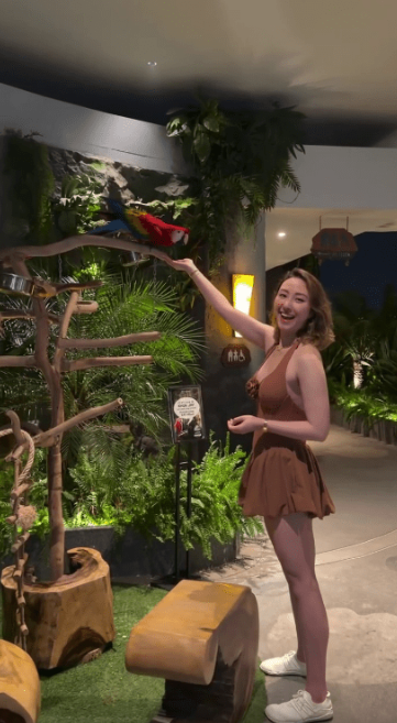 何超雲孖新歡鬍鬚男蜜遊泰國 一親暱舉動暗示新戀情？與消防員未婚夫疑斷3年情