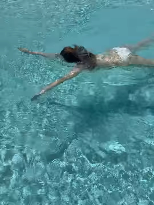 朱智賢幼帶比堅尼擠出極品深溝胸形畢露 微胖級豐滿上圍邪惡高炒震撼網民