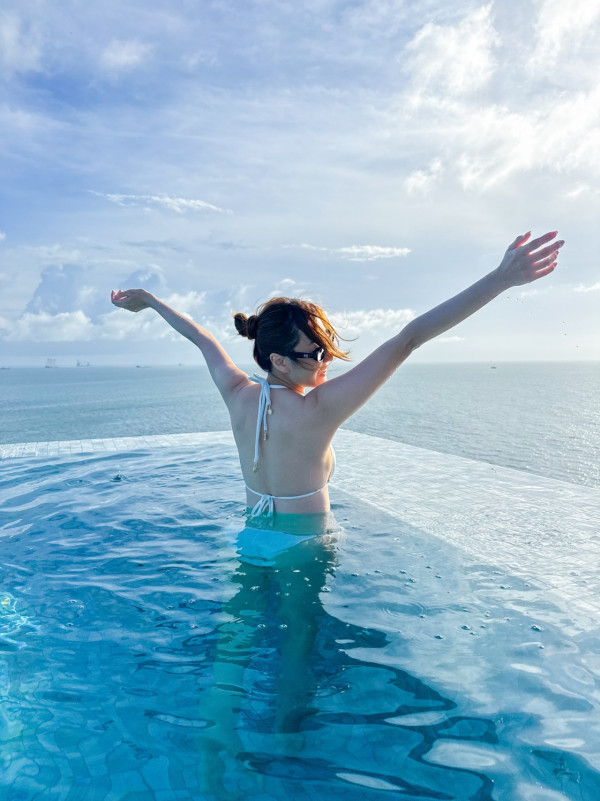 朱智賢幼帶比堅尼擠出極品深溝胸形畢露 微胖級豐滿上圍邪惡高炒震撼網民