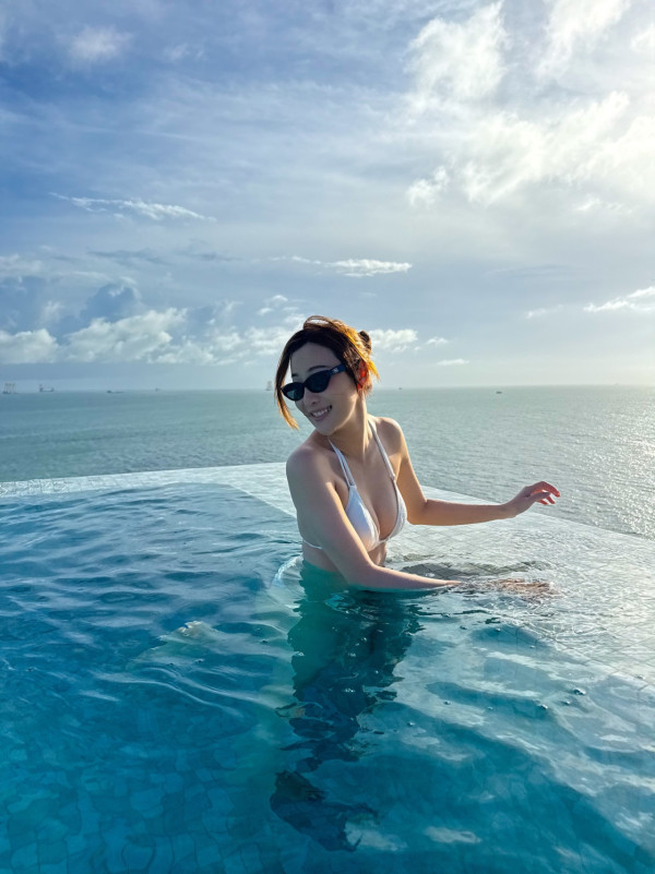 朱智賢幼帶比堅尼擠出極品深溝胸形畢露 微胖級豐滿上圍邪惡高炒震撼網民