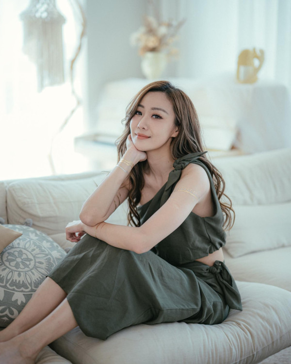 前TVB咪神峇里解放超低胸直落肚臍!比堅尼躺浮床晒魔鬼身材極養眼