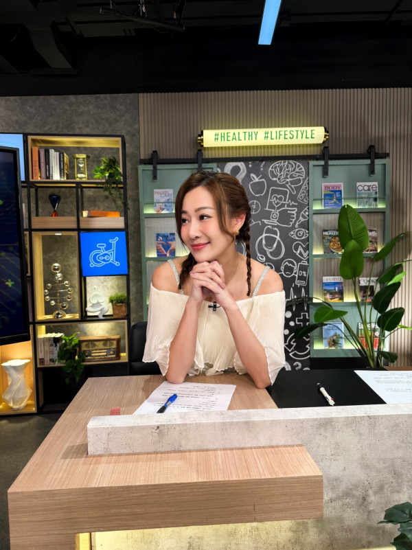 朱智賢幼帶比堅尼擠出極品深溝胸形畢露 微胖級豐滿上圍邪惡高炒震撼網民