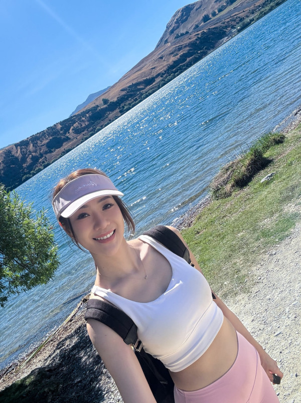 朱智賢幼帶比堅尼擠出極品深溝胸形畢露 微胖級豐滿上圍邪惡高炒震撼網民