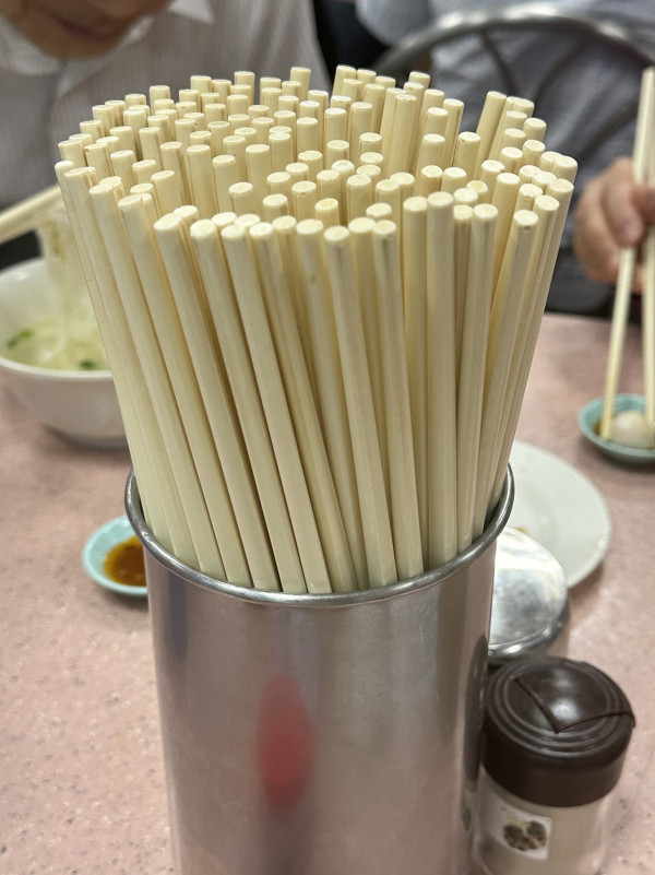 茶記筷子應該「頭向上」定「向下」放？網民掀兩極論戰：諗咗好多年！資深茶客揭 1 個必做動作先係重點