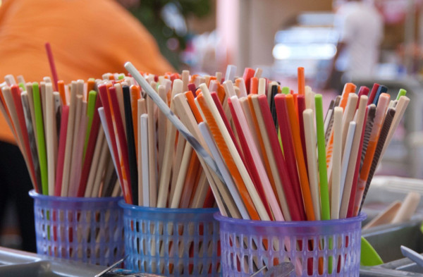 茶記筷子應該「頭向上」定「向下」放？網民掀兩極論戰：諗咗好多年！資深茶客揭 1 個必做動作先係重點