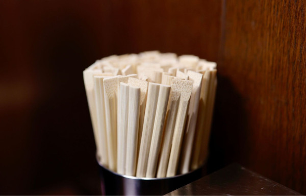 茶記筷子應該「頭向上」定「向下」放？網民掀兩極論戰：諗咗好多年！資深茶客揭 1 個必做動作先係重點