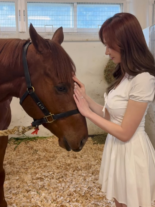 前港姐冠軍升呢馬主4個月後即拉頭馬 愛駒爆冷14倍贏7位數獎金好腳頭