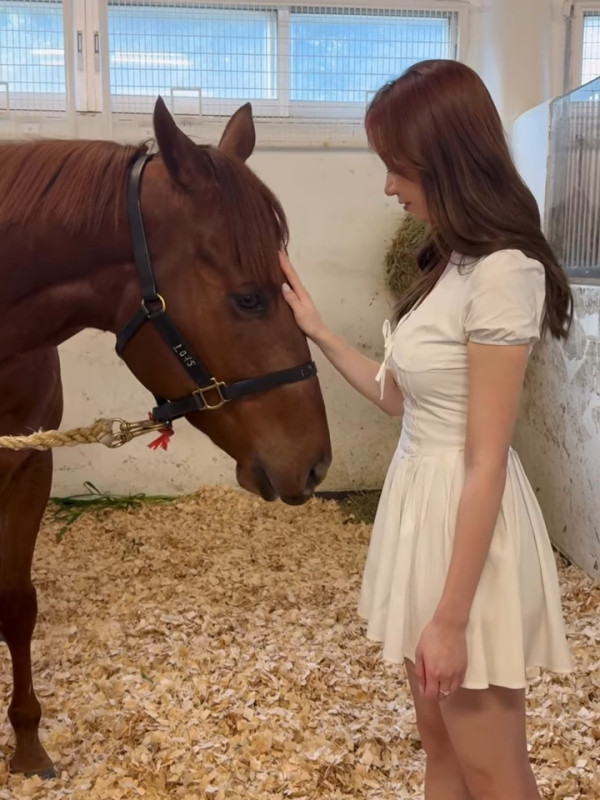 前港姐冠軍升呢馬主4個月後即拉頭馬 愛駒爆冷14倍贏7位數獎金好腳頭