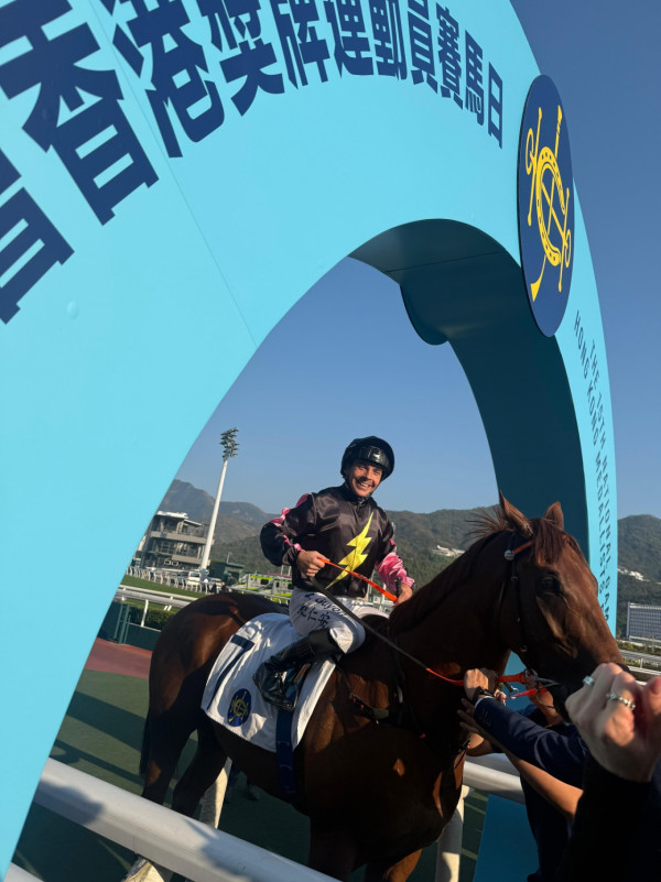 前港姐冠軍升呢馬主4個月後即拉頭馬 愛駒爆冷14倍贏7位數獎金好腳頭