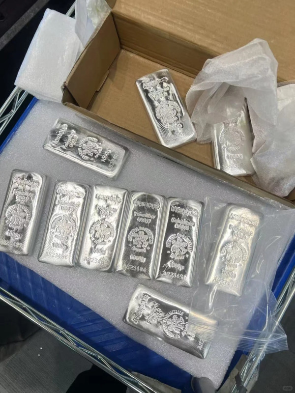 金價貴轉買銀？上環金行現「搶銀潮」清晨7點排長龍！賣到缺貨 網民揭：唔係咁易放得返