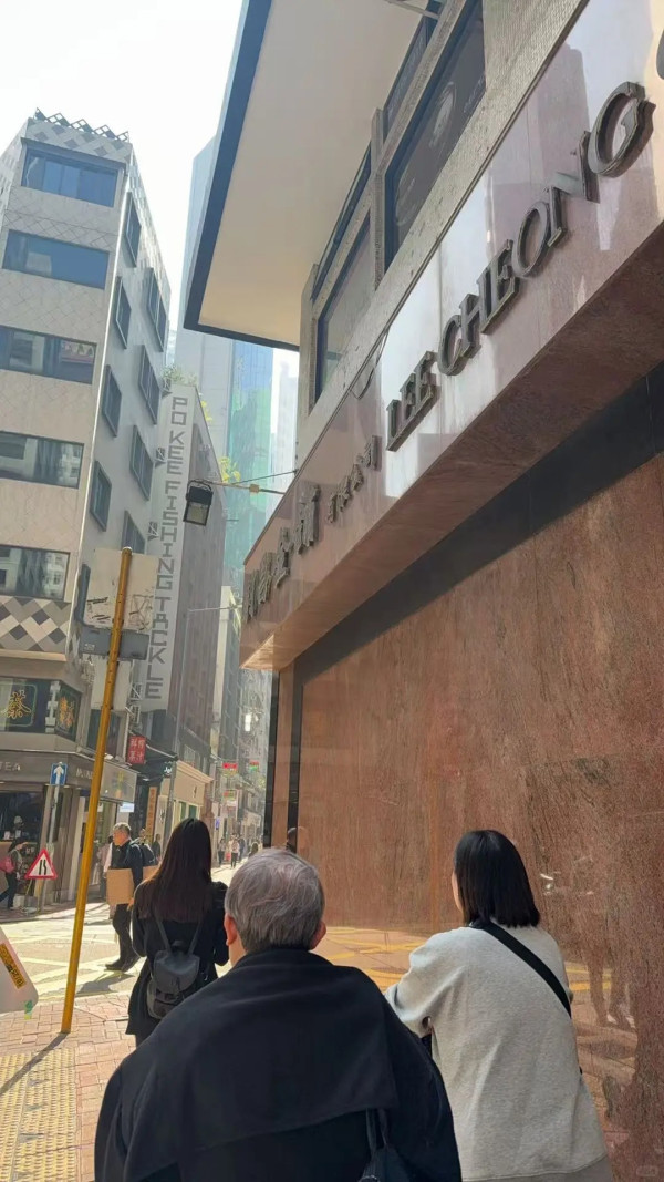 金價貴轉買銀？上環金行現「搶銀潮」清晨7點排長龍！賣到缺貨 網民揭：唔係咁易放得返