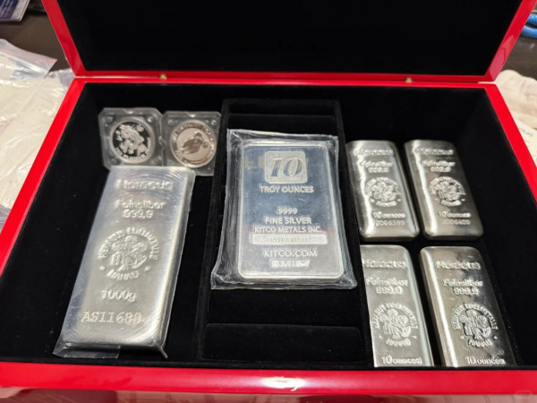 金價貴轉買銀？上環金行現「搶銀潮」清晨7點排長龍！賣到缺貨 網民揭：唔係咁易放得返