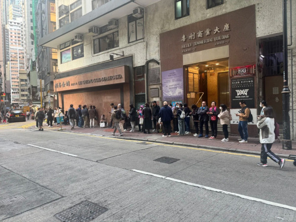 金價貴轉買銀？上環金行現「搶銀潮」清晨7點排長龍！賣到缺貨 網民揭：唔係咁易放得返