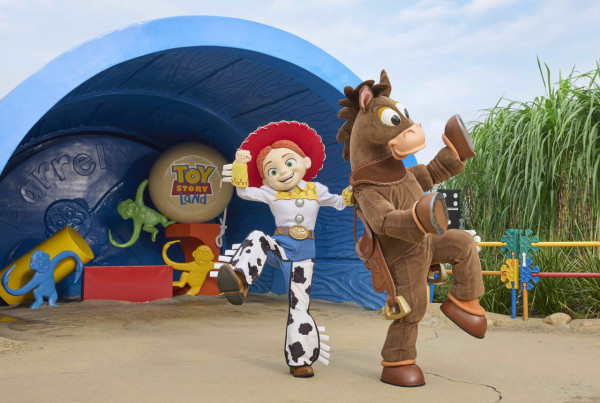 香港迪士尼樂園門票優惠！2人同行慳高達$470 再送餐飲/購物優惠券！全新開運福袋送獨家系列Duffy與好友公仔！