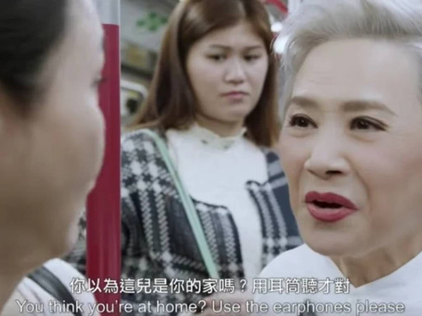 巴士安全帶扣驚動大曱甴 一拉安全帶小強衝出 港女驚嚇：個心就嚟跳出嚟