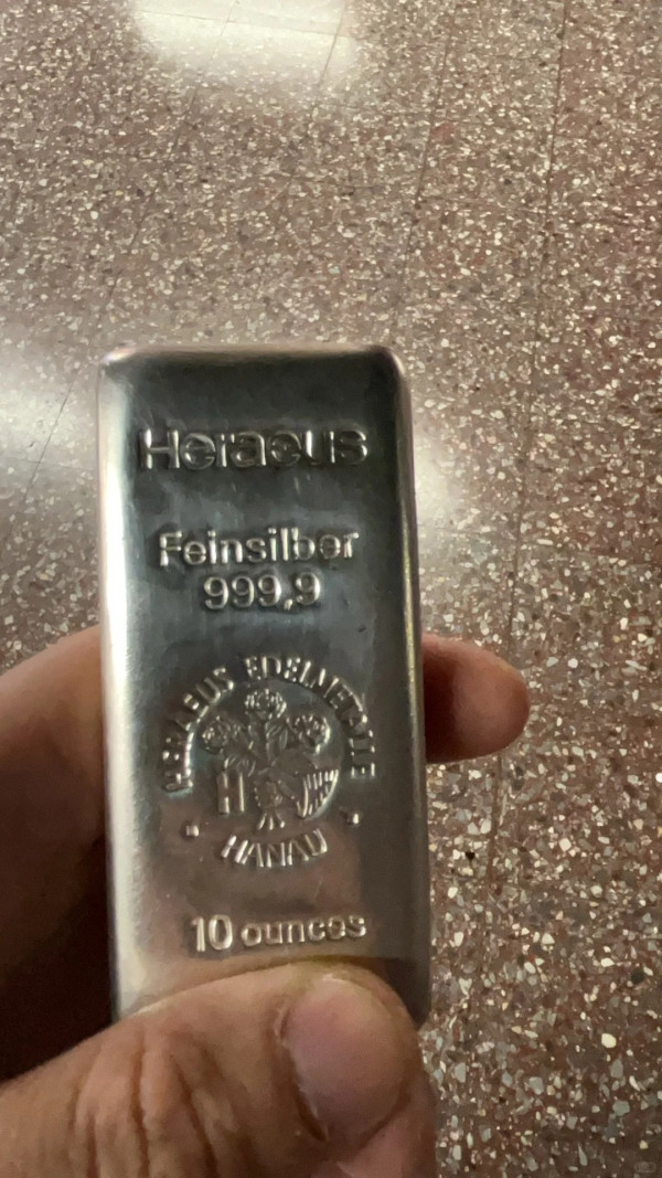 金價貴轉買銀？上環金行現「搶銀潮」清晨7點排長龍！賣到缺貨 網民揭：唔係咁易放得返