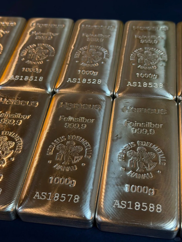 金價貴轉買銀？上環金行現「搶銀潮」清晨7點排長龍！賣到缺貨 網民揭：唔係咁易放得返