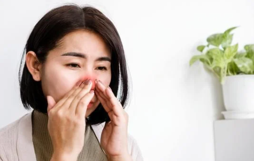 通鼻塞只需20秒？Threads瘋傳「夾腋下」奇招自救！醫生揭科學原理：有1點要注意