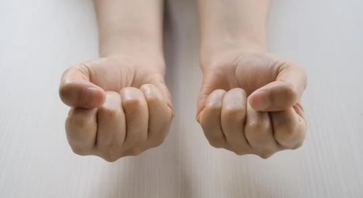 通鼻塞只需20秒？Threads瘋傳「夾腋下」奇招自救！醫生揭科學原理：有1點要注意