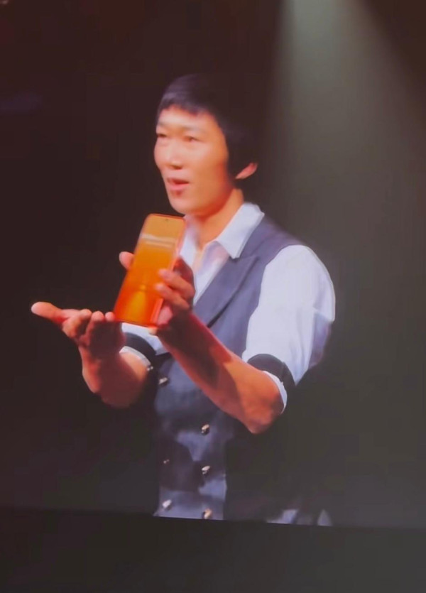 硬過Nokia 3310？Honor Magic8 Pro Air發佈會玩命實測 手機變「檯腳」任踩任跳 【有片】