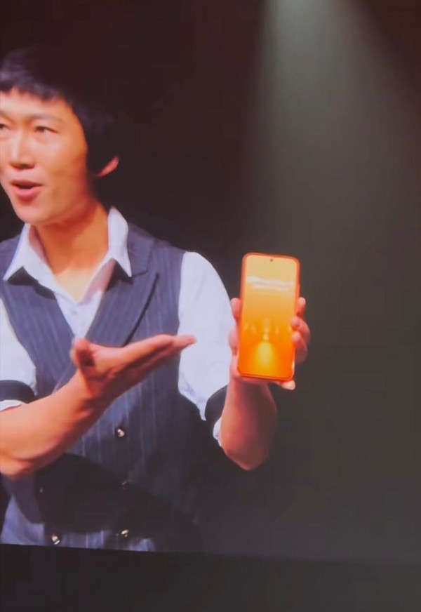 硬過Nokia 3310？Honor Magic8 Pro Air發佈會玩命實測 手機變「檯腳」任踩任跳 【有片】